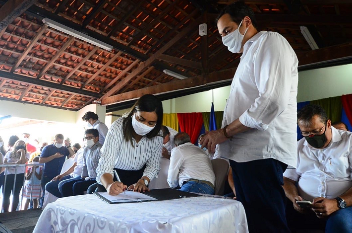 Foto Fernadha assinatura projeto PE 340