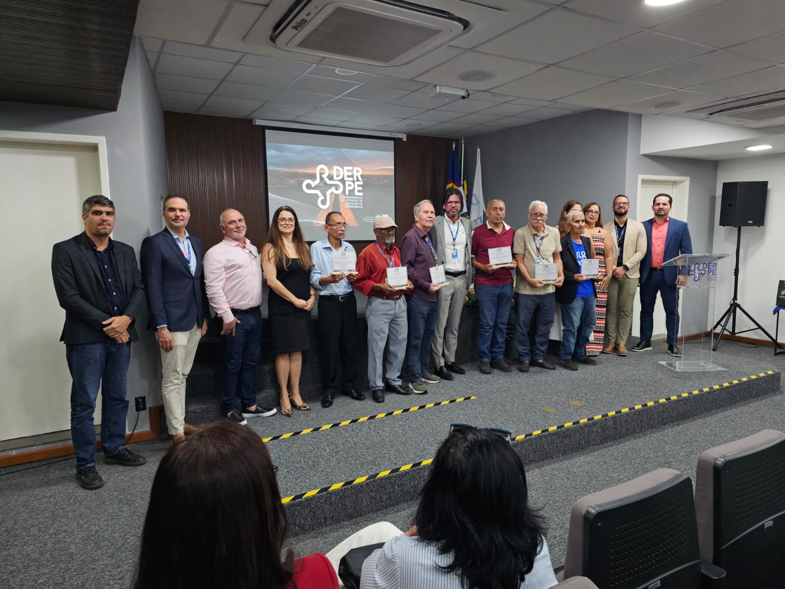 Foto_Homenageados_Aniversário_DER-PE_-_31.10.25.jpeg