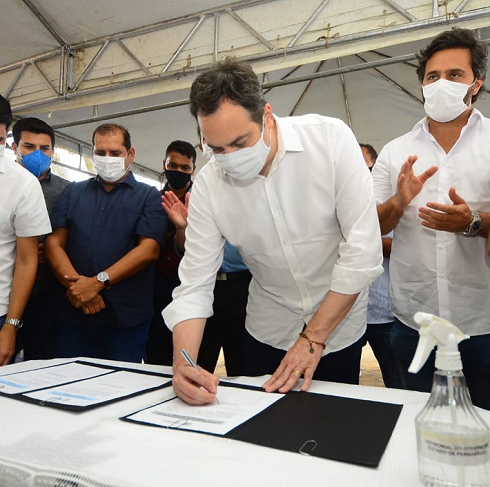 Foto Paulo Assinando contratação obra PE 425