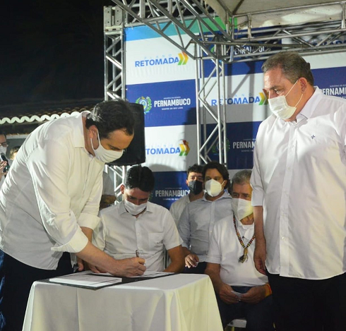 Foto Paulo assinando contratação requelificação PE 422