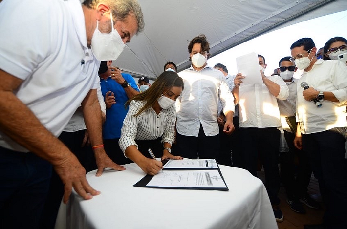 foto Fernandha assinando contratação de obras PE 460