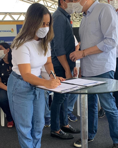 foto Fernandha assinando contratação projeto PE 087