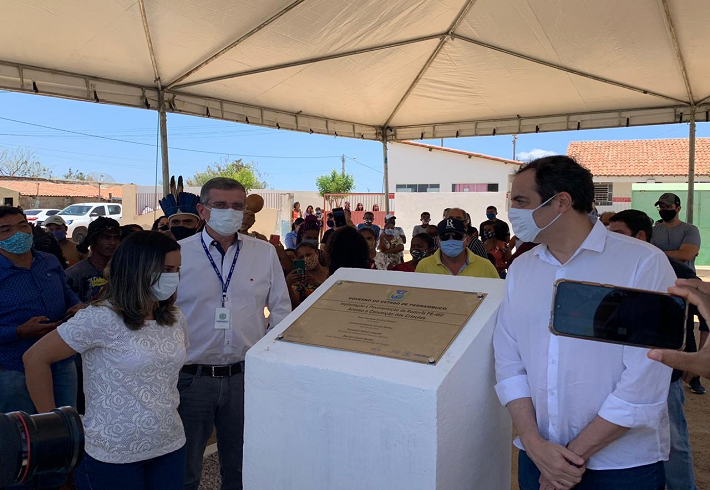 foto placa com pessoas