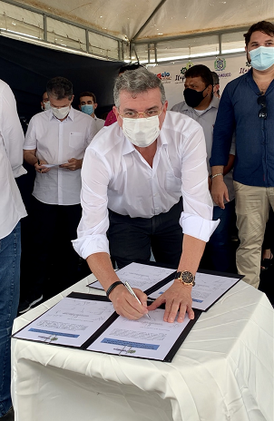 mauricio assinando Itapissuma